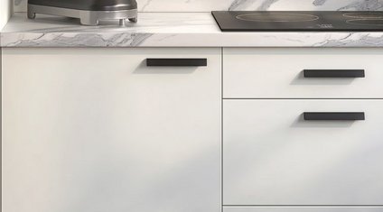 cuisine_blanc_alpin_brillant_uni_clair_zoom cuisine équipée de couleur blanc alpin brillant, plan de travail effet pierre et poignées noir et anthracite