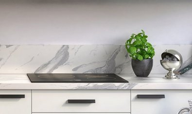 cuisine équipée de couleur blanc alpin brillant, plan de travail effet pierre et poignées noir et anthracite