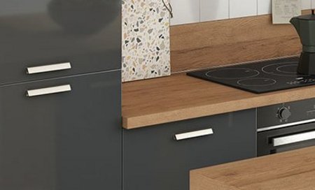 cuisine équipée de couleur gris ardoise brillant avec plan de travail bois chêne Sierra, zoom sur les meubles hauts