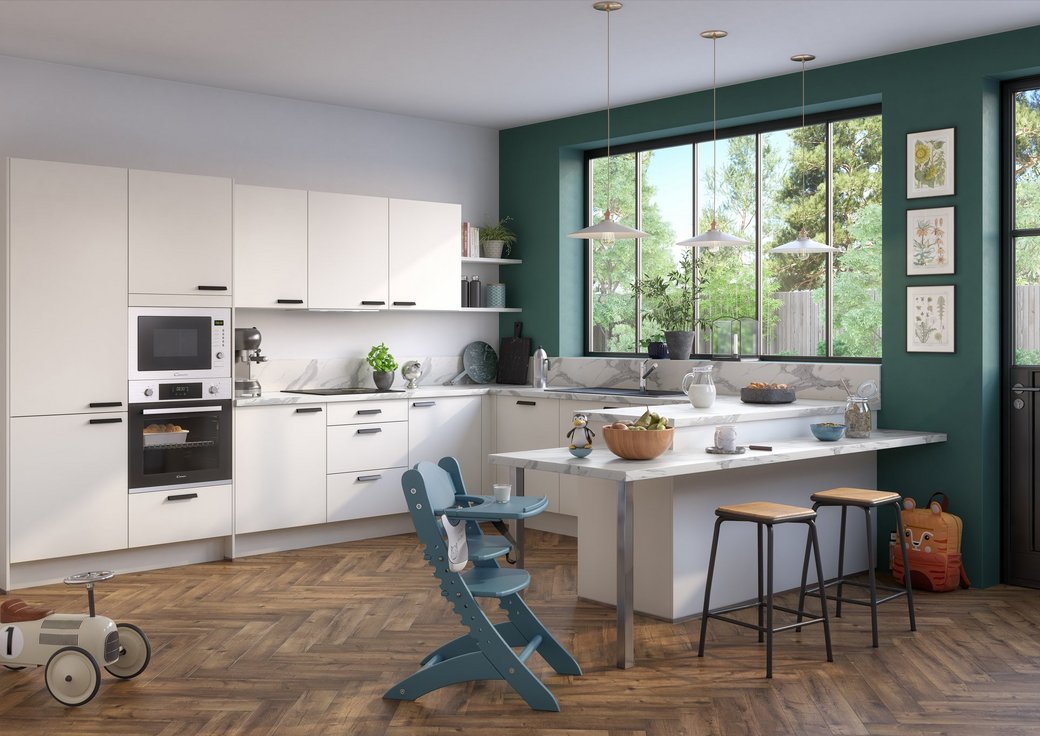 cuisine équipée en U de 8,4m de couleur blanc alpin brillant uni clair avec coin repas