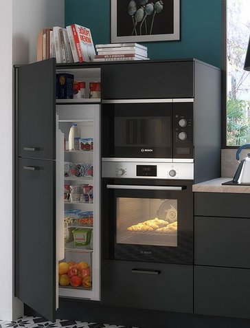cuisine équipée noir mat uni foncé, vue sur le réfrigérateur ouvert et le four allumé