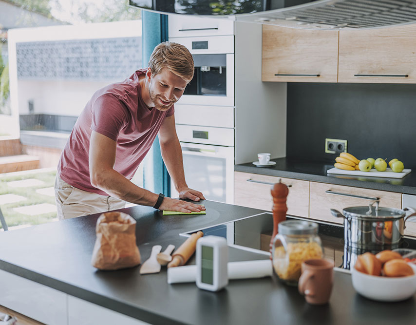 homme qui nettoie sa cuisine