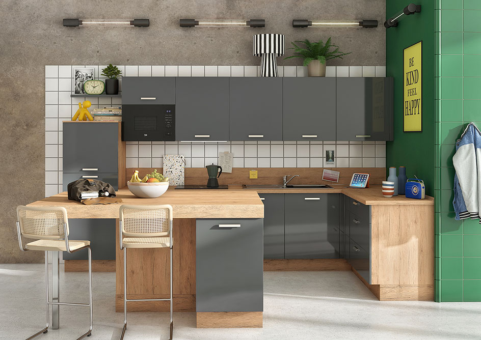 cuisine équipée en L de 7,2m avec îlot central, couleur gris ardoise brillant et effet bois